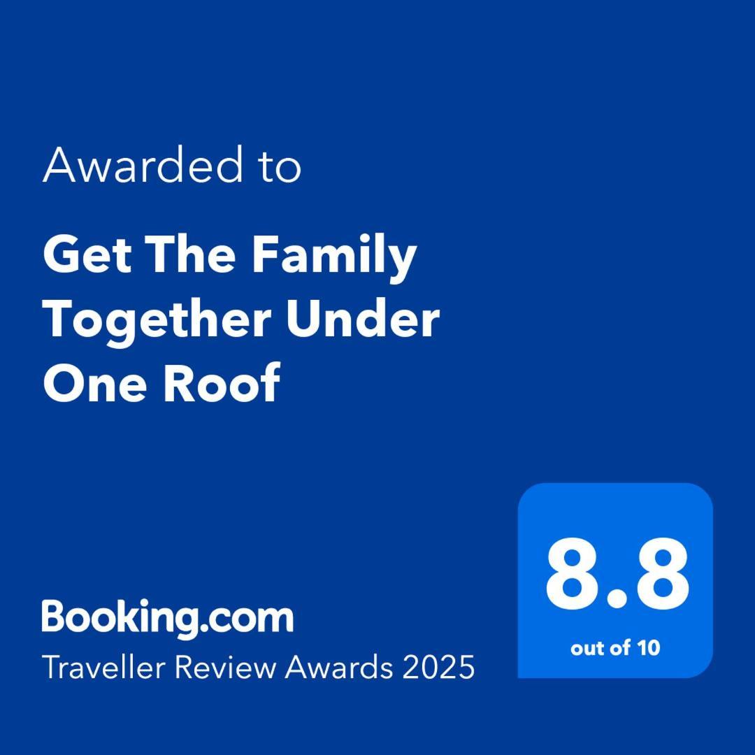 Get The Family Together Under One Roof Cromwell Exterior photo